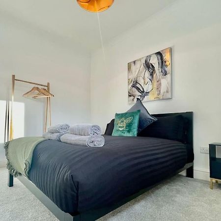 Cozy & Spacious 3-Bedroom Home By Tailored Accommodation Swansea Esterno foto