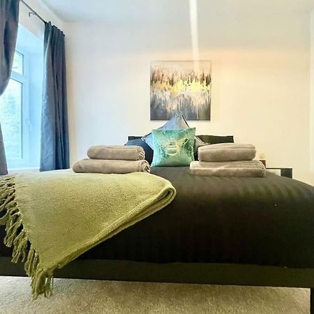 Cozy & Spacious 3-Bedroom Home By Tailored Accommodation Swansea Esterno foto