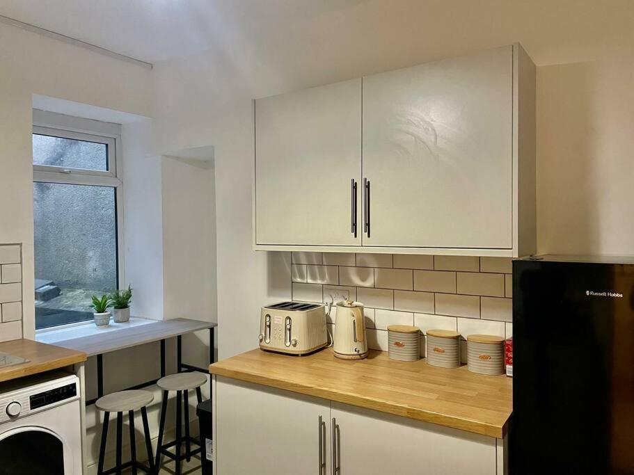 Cozy & Spacious 3-Bedroom Home By Tailored Accommodation Swansea Esterno foto