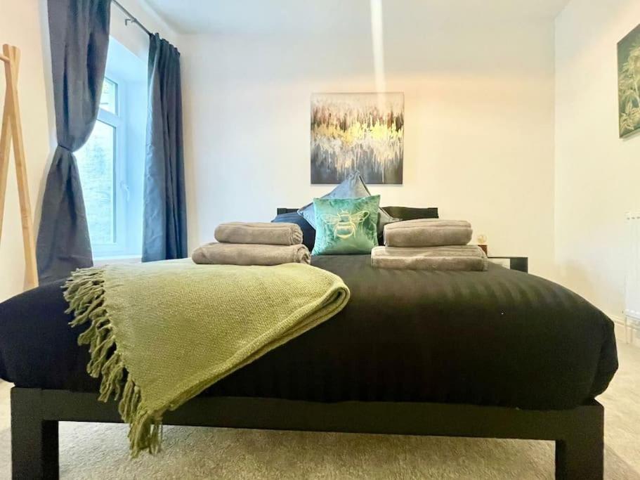 Cozy & Spacious 3-Bedroom Home By Tailored Accommodation Swansea Esterno foto