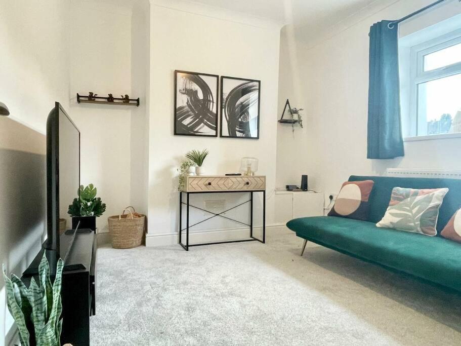 Cozy & Spacious 3-Bedroom Home By Tailored Accommodation Swansea Esterno foto