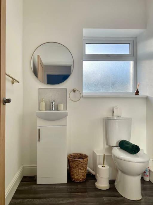Cozy & Spacious 3-Bedroom Home By Tailored Accommodation Swansea Esterno foto