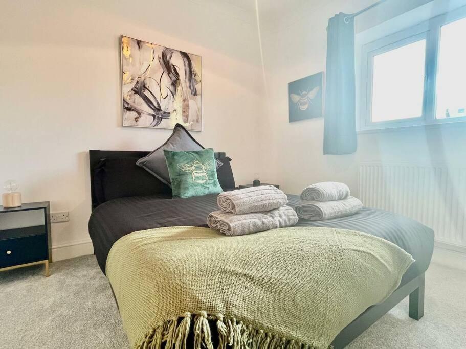Cozy & Spacious 3-Bedroom Home By Tailored Accommodation Swansea Esterno foto